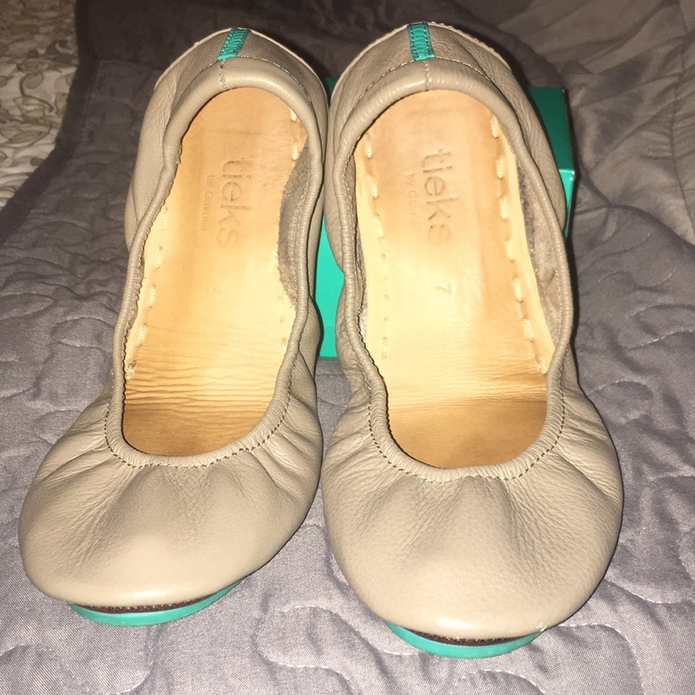 Size 7 Taupe Tieks